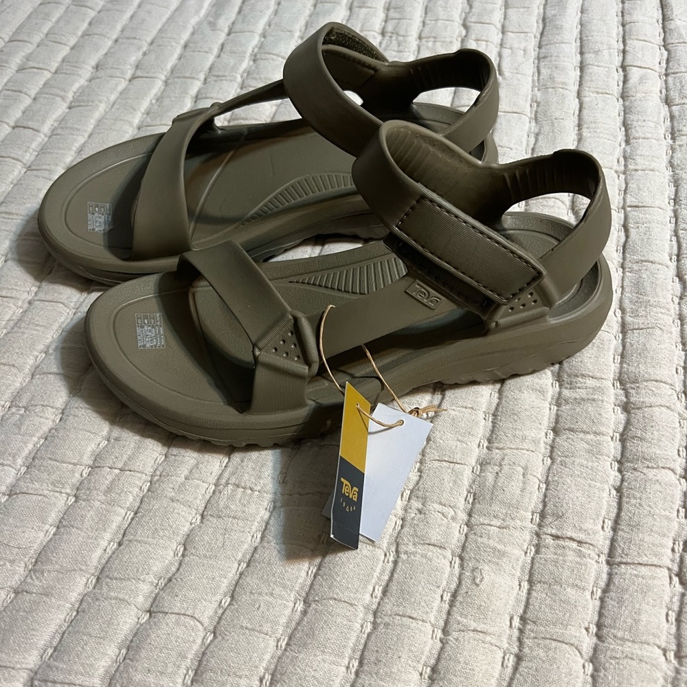 Teva hurricane drift sandals women’s 9 green New Without Tags only tried on once